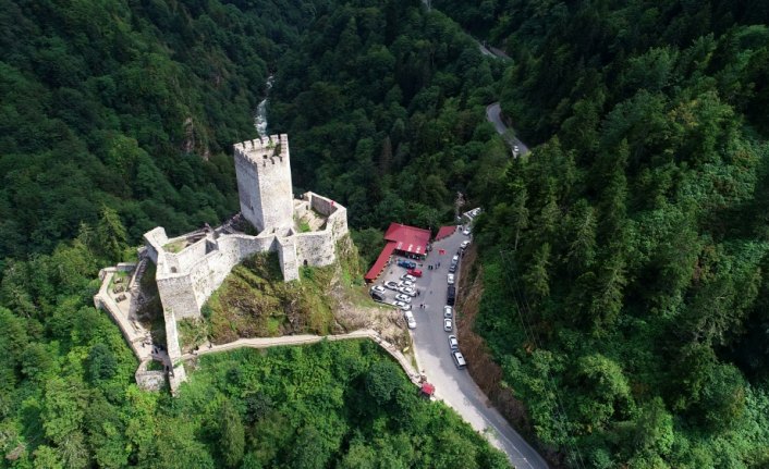 Zil Kale turistlerin ilgi odağı oldu