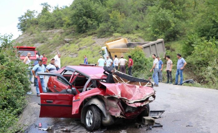 Zonguldak'ta kamyonla otomobil çarpıştı: 4 yaralı