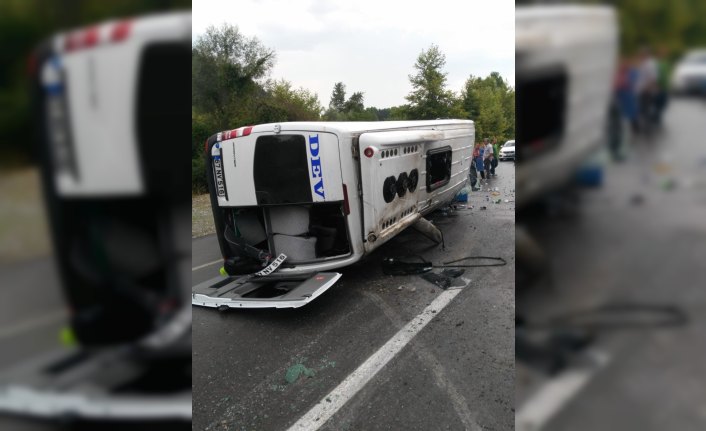 Zonguldak'ta yolcu minibüsü devrildi: 11 yaralı