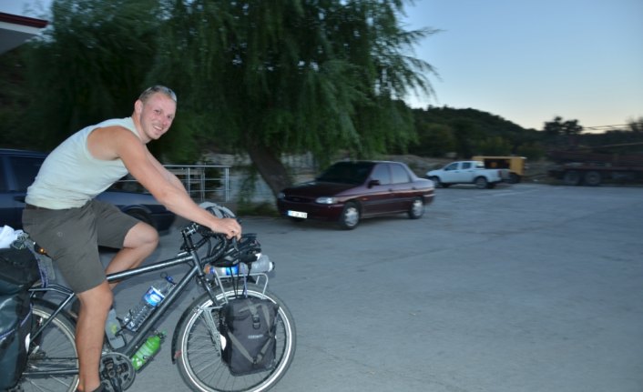 Almanya'dan bisikletiyle İran'a gidiyor