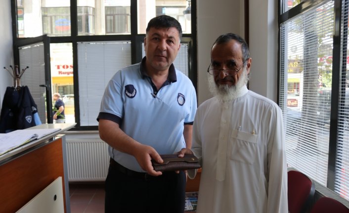 Arap turist zabıta sayesinde unuttuğu cüzdanına kavuştu