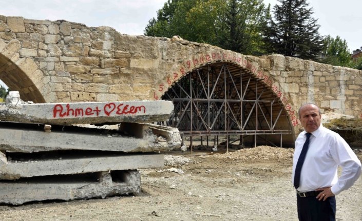 Arslan, tarihi Taş Köprü'de incelemelerde bulundu