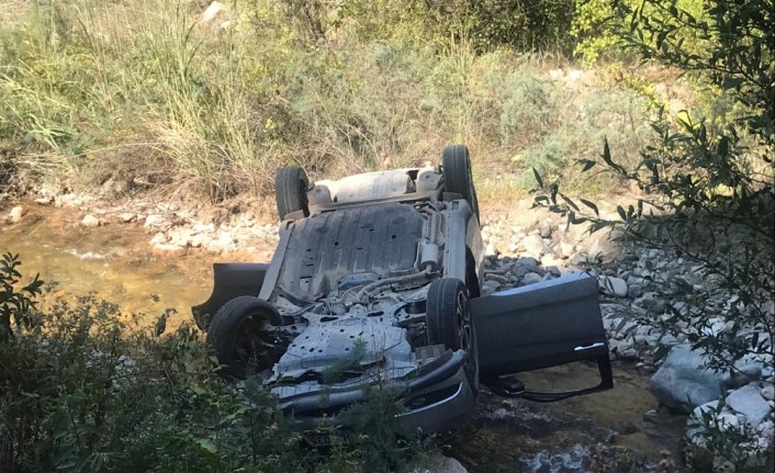 Artvin'de otomobil dereye yuvarlandı: 4 yaralı
