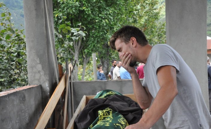 Baba ile oğlunun cenazesi aynı tabutta taşındı