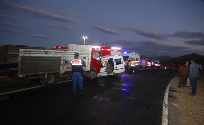Bayburt'ta kamyon ile otomobil çarpıştı: 2 ölü