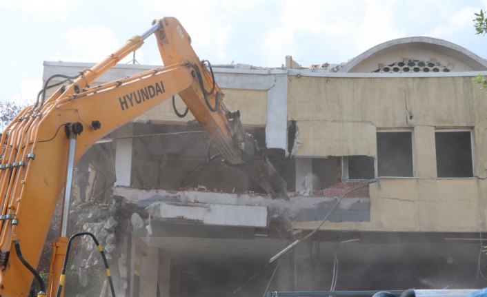 Bolu'da eski belediye binasının yıkımına başlandı