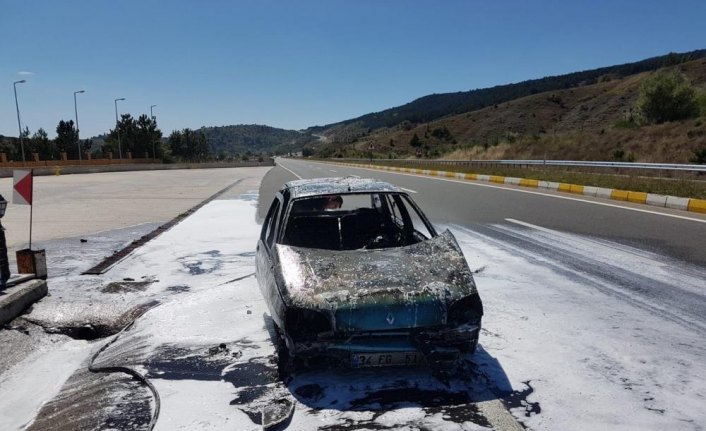 Bolu'da seyir halindeki otomobil yandı