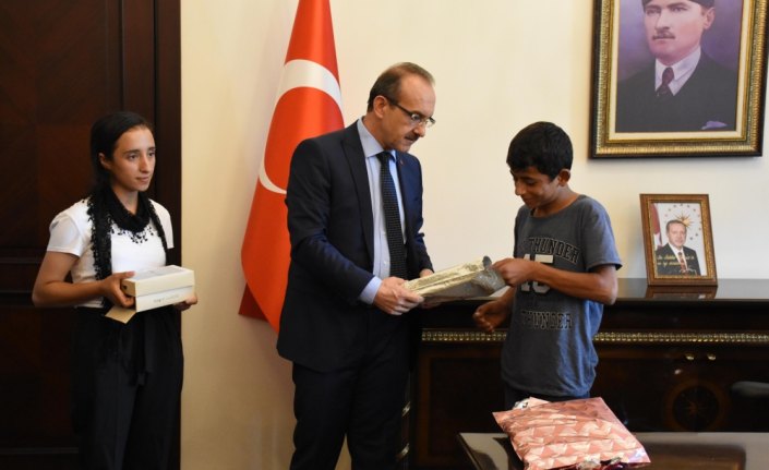 Çocuklar yere düşen Türk bayrağını öpüp kaldırdı