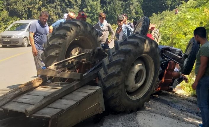Düzce'de traktör devrildi: 2 yaralı