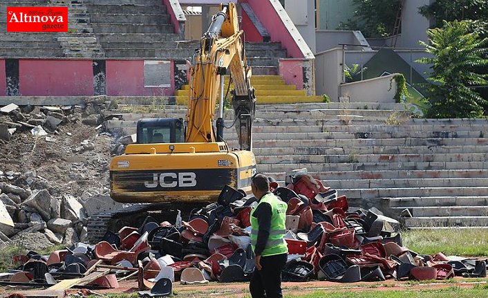 Eskişehir'de 'millet bahçesi' için stadın yıkımına başlandı