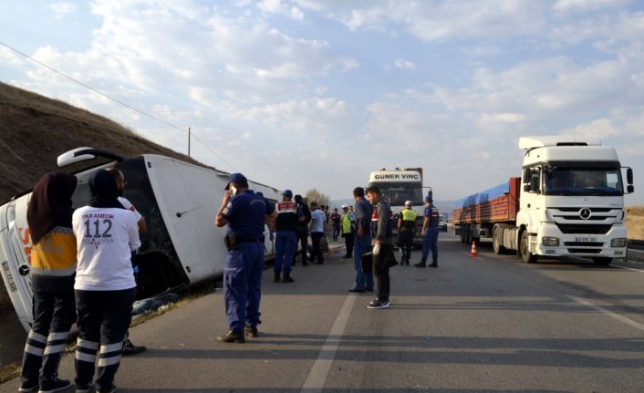 GÜNCELLEME - Amasya'da yolcu otobüsü devrildi: 1 ölü, 14 yaralı