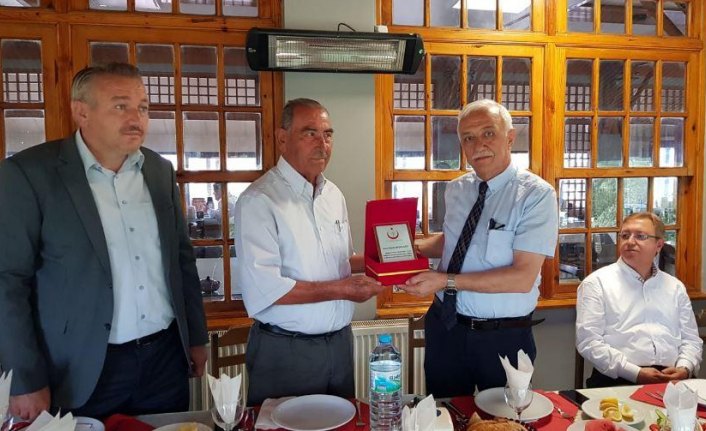 Hayırsever iş adamına teşekkür plaketi