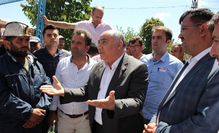 İşvereni protesto etmek için çatıya çıktılar