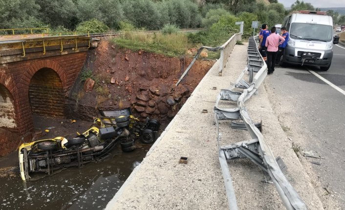 Karabük'te kimyasal madde yüklü tanker köprüden düştü