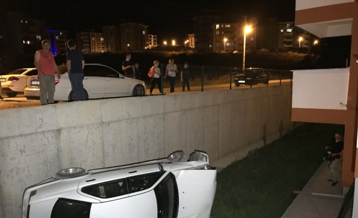 Karabük'te otomobil apartman bahçesine devrildi
