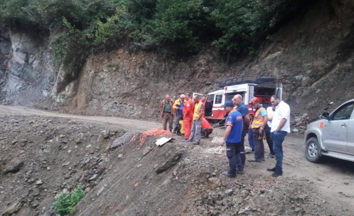 Kayalıklarda mahsur kalan 3 kişi kurtarıldı