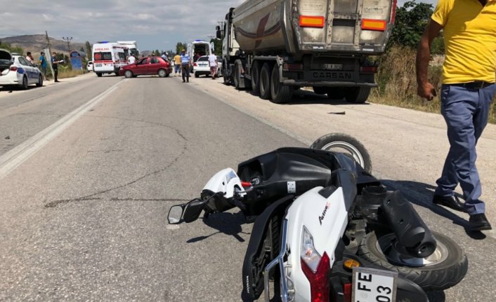 Motosikletle otomobil çarpıştı: 1 ölü, 1 yaralı