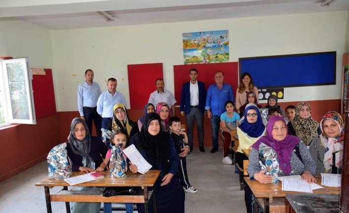 Okuma yazma öğrenen ev hanımlarına bitirme belgeleri verildi