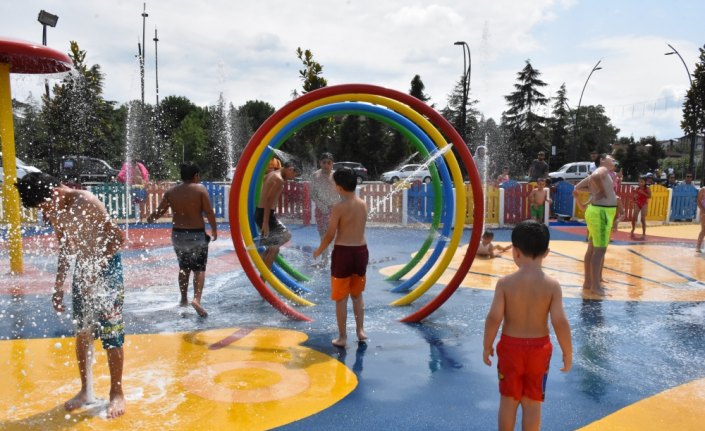 Ordu'da çocuklar su oyun parkında serinliyor