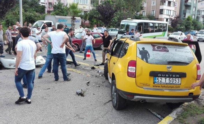 Ordu'da ticari taksi ile otomobil çarpıştı: 8 yaralı
