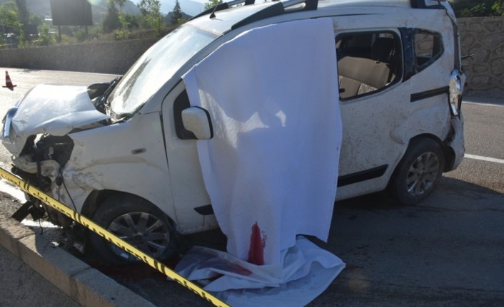 Otomobil istinat duvarına çarptı: 1 ölü, 1 yaralı