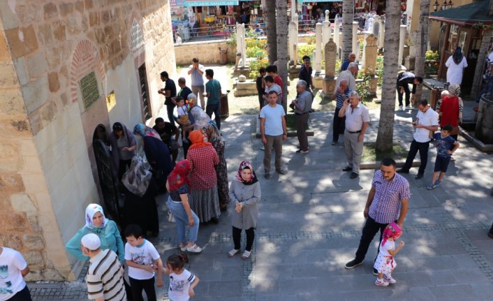 Şeyh Şaban-ı Veli Külliyesi'nde arife yoğunluğu