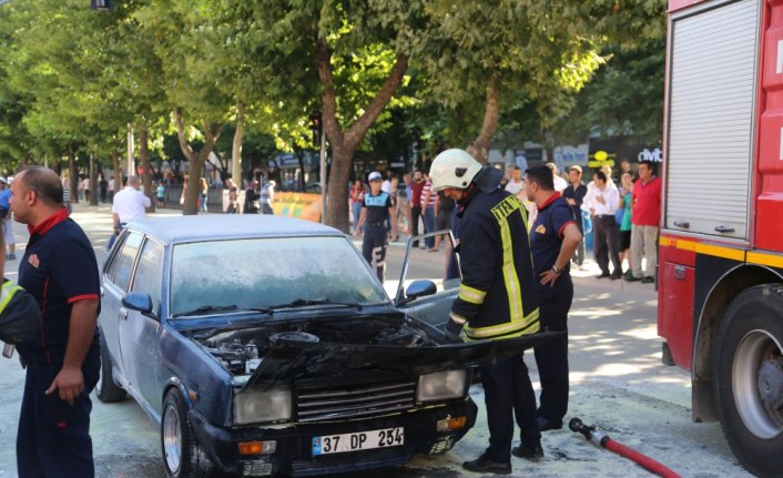 Seyir halindeki otomobil alev aldı