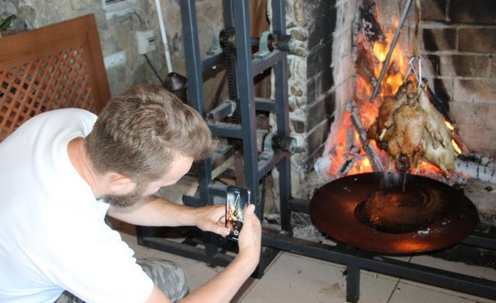 Ünlü şef Ömür Akkor, kaz tiridini tattı