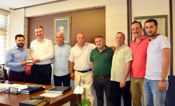 Ünye'de başarılı sanayicilere plaket verildi