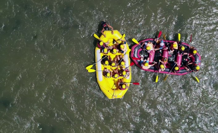Yaz yağmurları raftingcilere yaradı