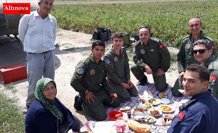 Zorunlu iniş yapan helikopterdeki askerlere yer sofrası açtılar