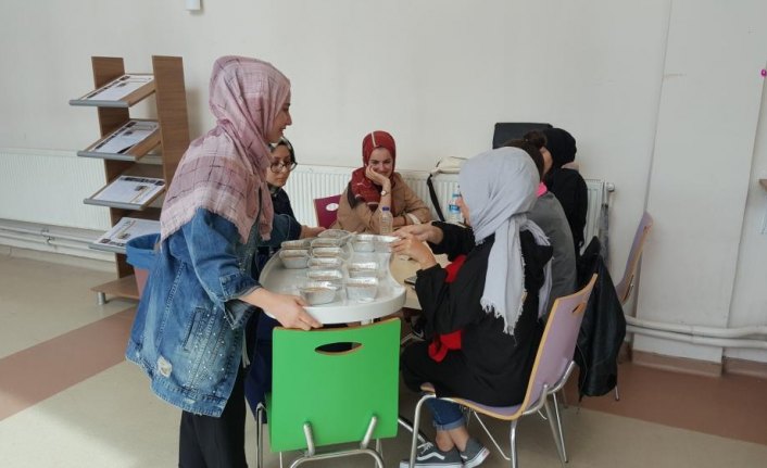 AK Gençlik'ten öğrencilere aşure ikramı