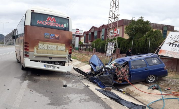 Amasya'da otomobil midibüse çarptı: 1 ölü, 1 yaralı