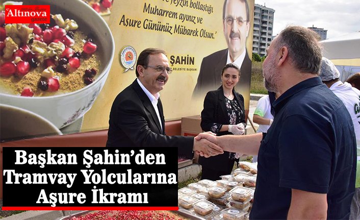 Başkan Şahin’den Tramvay Yolcularına Aşure İkramı