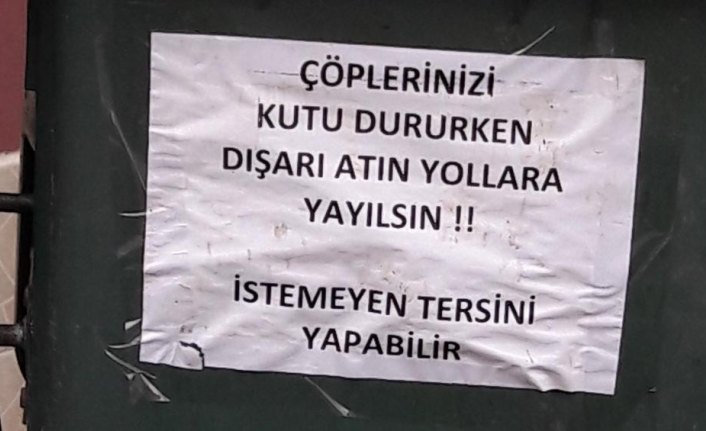 Çöpleri dışarı atanlara astığı yazıyla tepki gösterdi
