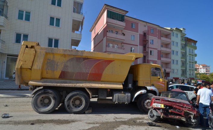 Çorum'da freni patlayan kamyon 12 araca çarparak durdu
