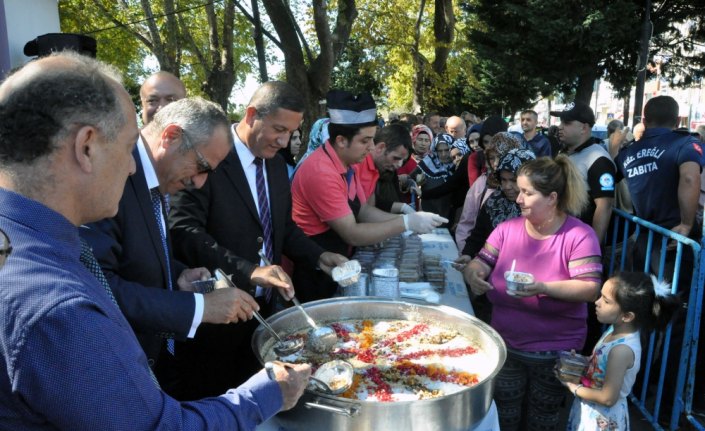 Ereğli Belediyesi aşure dağıttı