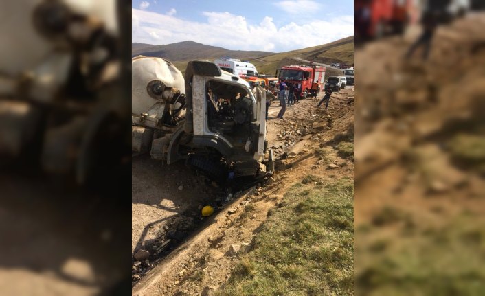 Freni boşalan beton mikseri devrildi