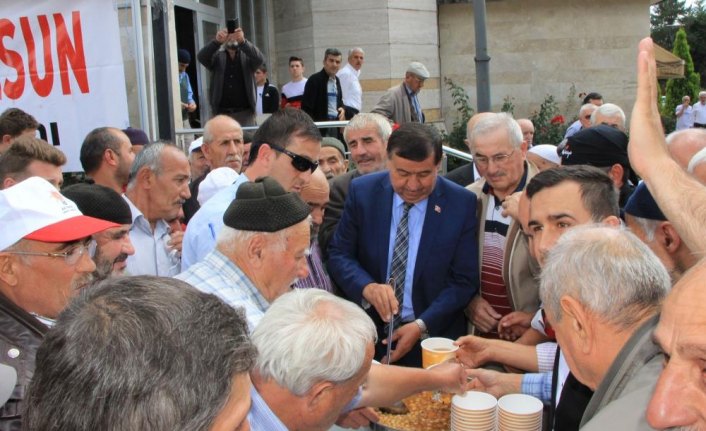 Havza Belediyesi vatandaşlara aşure dağıttı