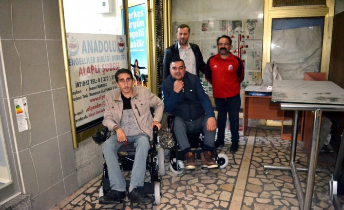 İhtiyaç sahibi engellilere akülü tekerlekli sandalye