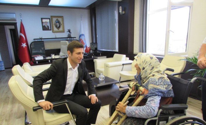 Kavak Kaymakamı Onay Emine ninenin sorunlarını dinledi