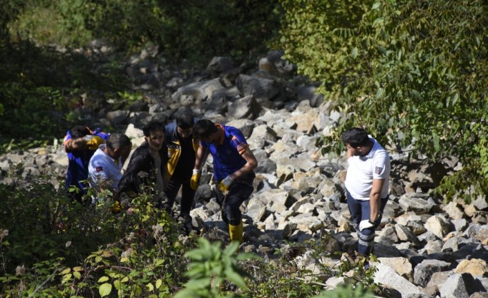 Minibüs uçuruma yuvarlandı: 3 ölü, 3 yaralı