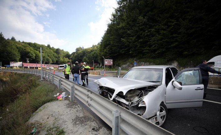 Otomobil beton bariyere çarptı: 4 yaralı