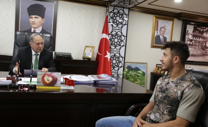 Vali Doğanay'dan başarılı güreşçiye ödül