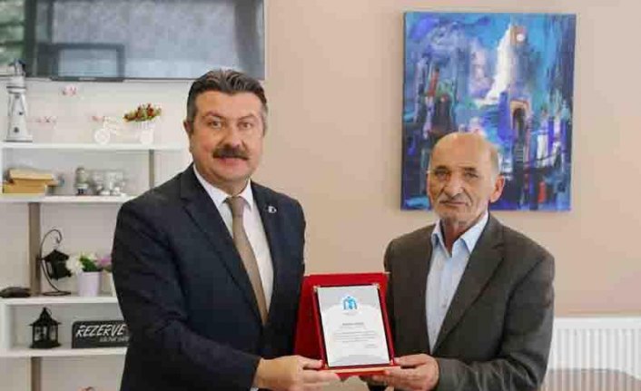 Başkan Kargı’dan muhtarlara plaket