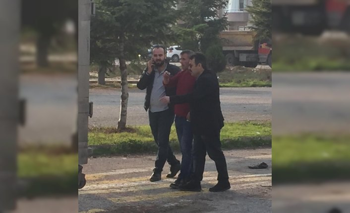 Bıçakladığı arkadaşını sağlık merkezine götürdü