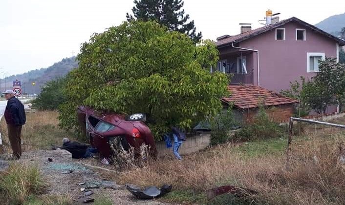 Devrilen otomobildeki iki kişi yaralandı