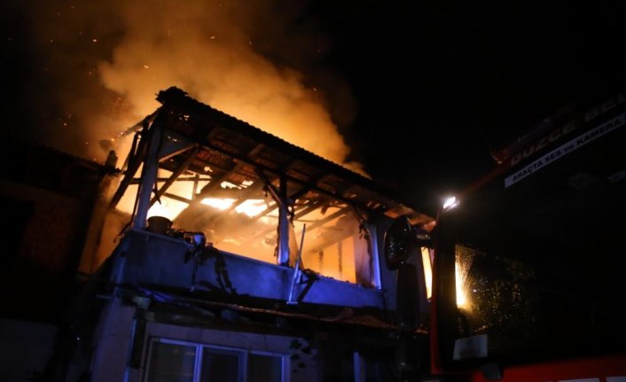 Düzce'de yıldırım düşen ev yandı