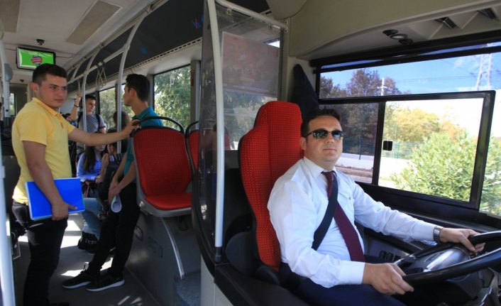 Halk otobüsü şoförü yolcuları 