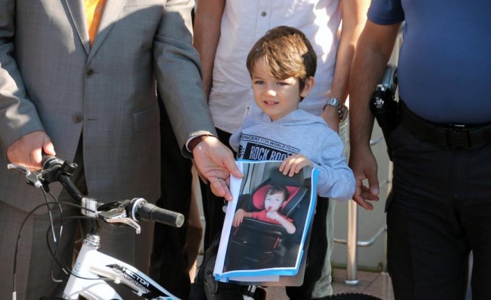 Hatalı sürücüleri uyaran çocuğa bisiklet hediye edildi